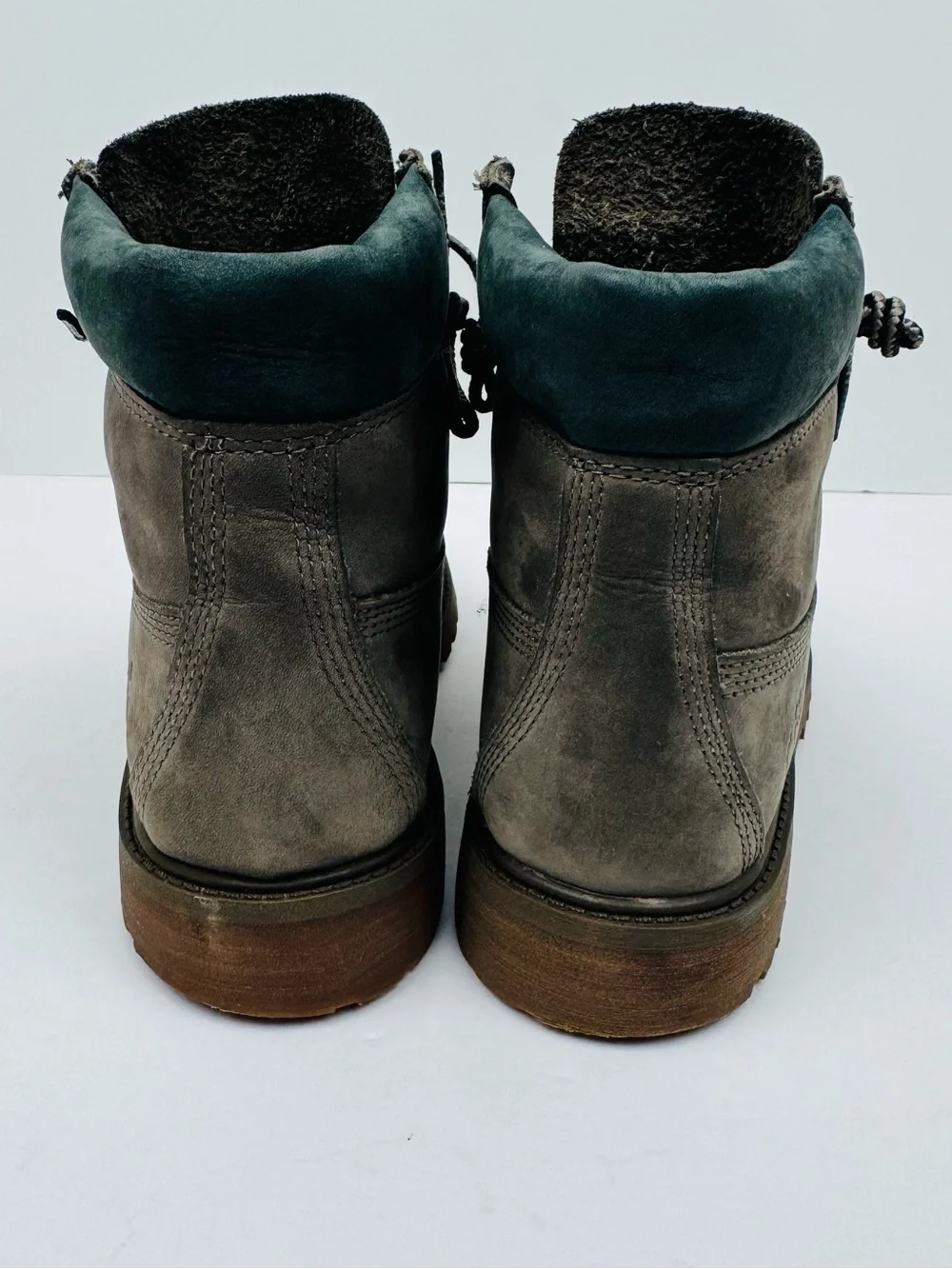 Timberland Kid's Waterproof Boots. Non marking sole. Lace-up design. Size 4.5.